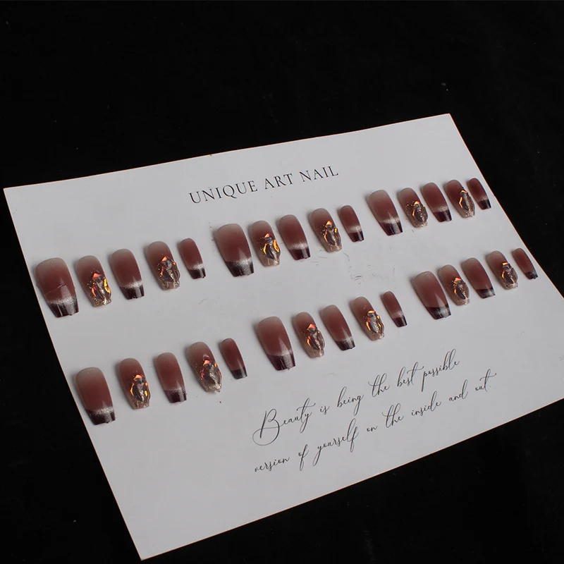 Glänzendes Gradient Press-On Nagelkunstset mit dekorativen Akzenten Brehn