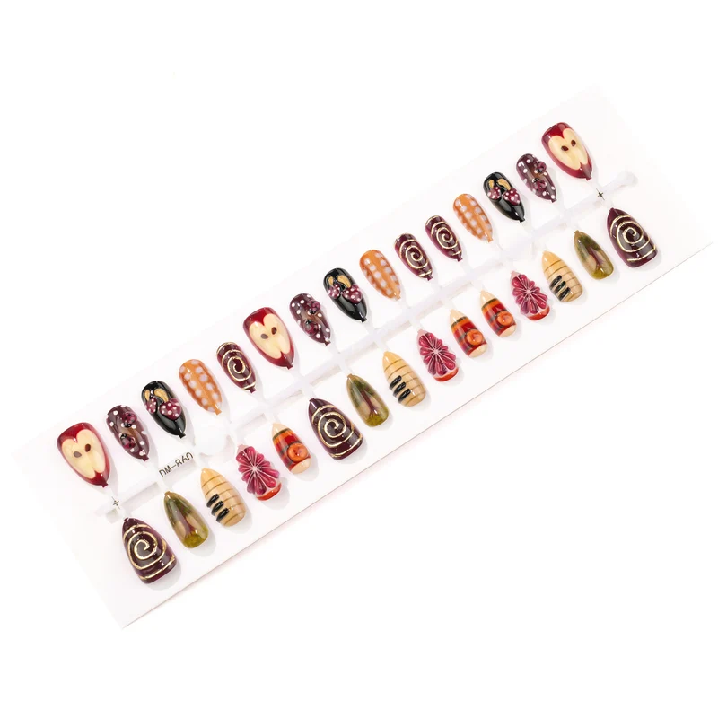 Künstlerisch handbemaltes Press-On Nageldesign