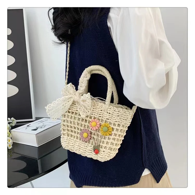 Verspielte Strohtasche mit floralen Akzenten Skanto