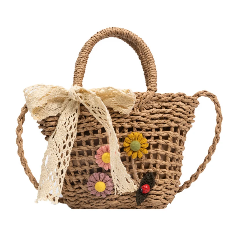 Verspielte Strohtasche mit floralen Akzenten Skanto