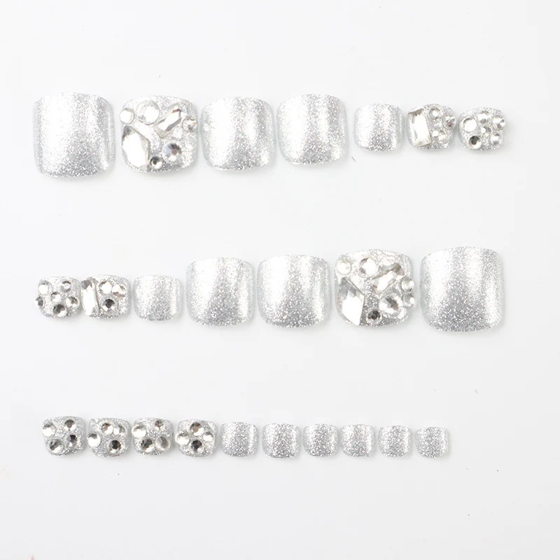 Glamouröse mit Strass besetzte Press-On Zehennagelkunst Brehn