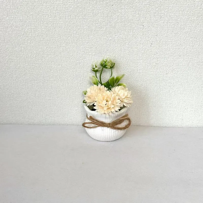 Dekorative Mini-Blumenarrangement im Topf