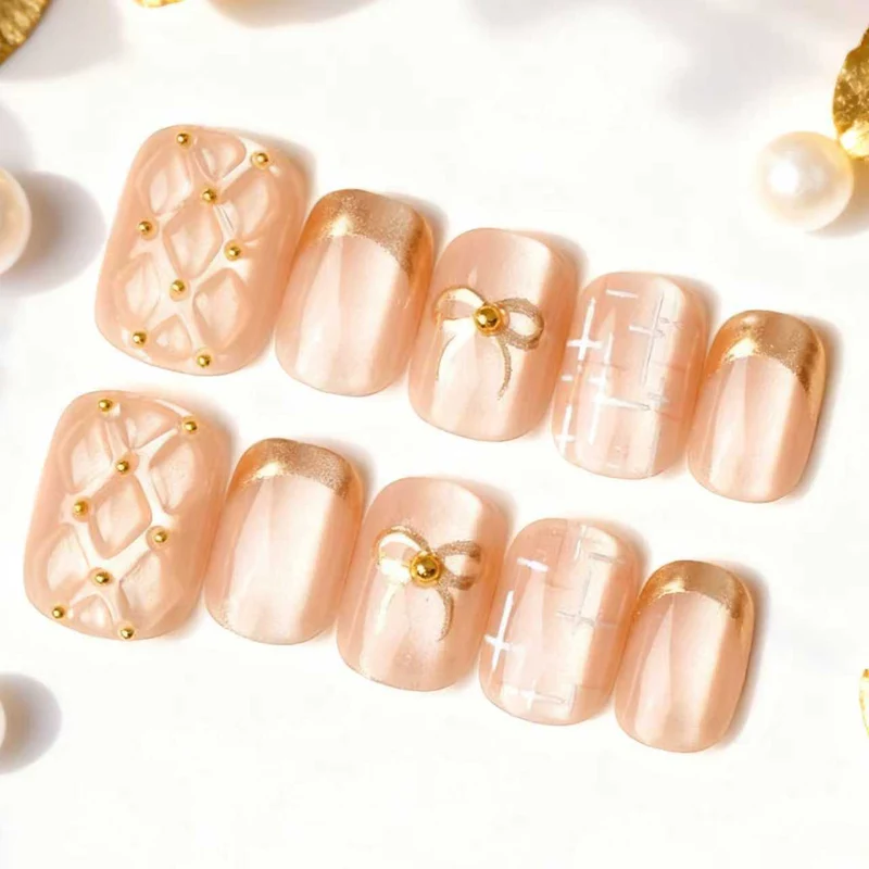 Dekorativer Gold-Akzent Press-On Nagelkunst Set Brehn