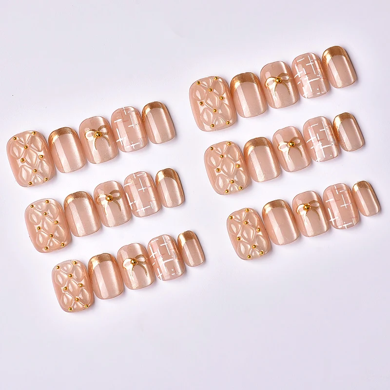 Dekorativer Gold-Akzent Press-On Nagelkunst Set Brehn