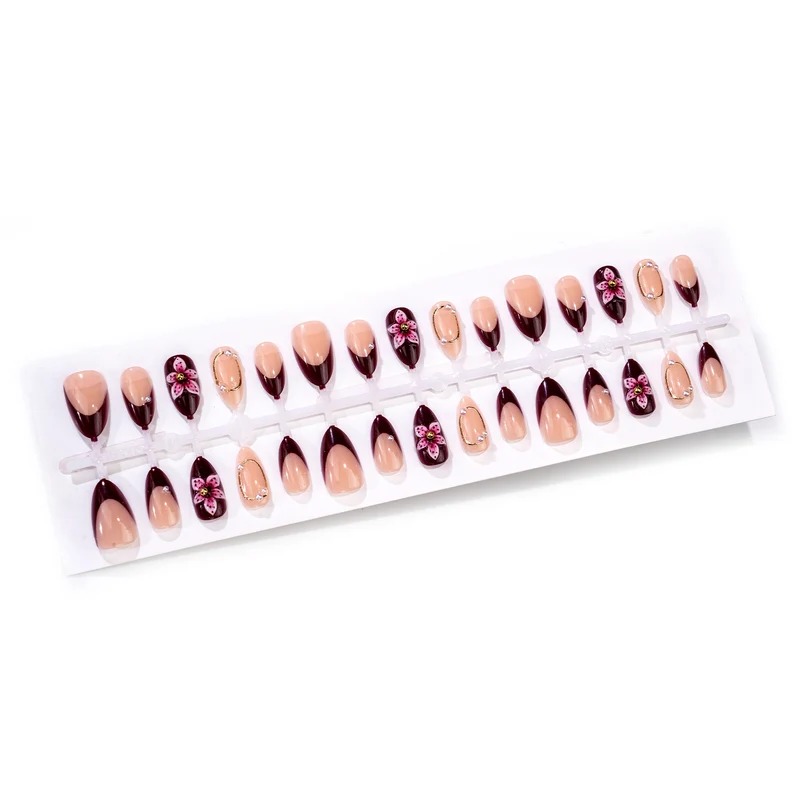 Dekoratives Floral Press-On-Nagelkunst-Set mit eleganten Verzierungen Brehn