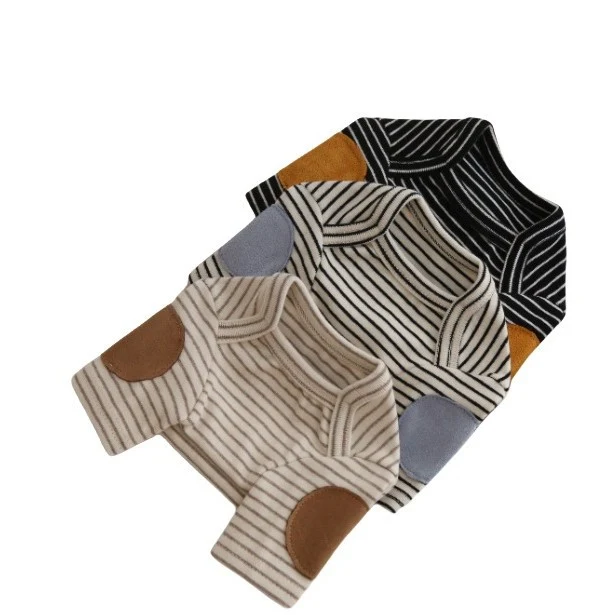 Gestreiftes Baumwollstrickhundetee mit El-Patches und abgerundetem Bauchschnitt