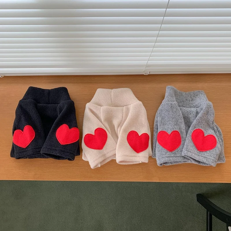Klein Hund Leichtgewicht Baumwollmischung Rundhals Pullover mit roten Herz-Seitennähten