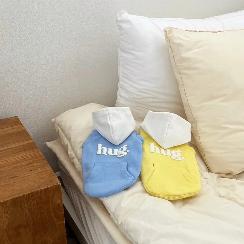 Kleiner Hund Kapuzenpullover mit Kängurutasche Applikation Schriftzug