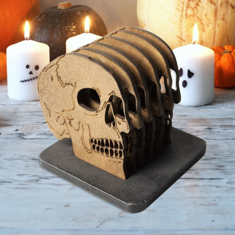 Set aus lasergravierten Holz-Untersetzern in Totenkopf-Form mit Aufbewahrungsständer