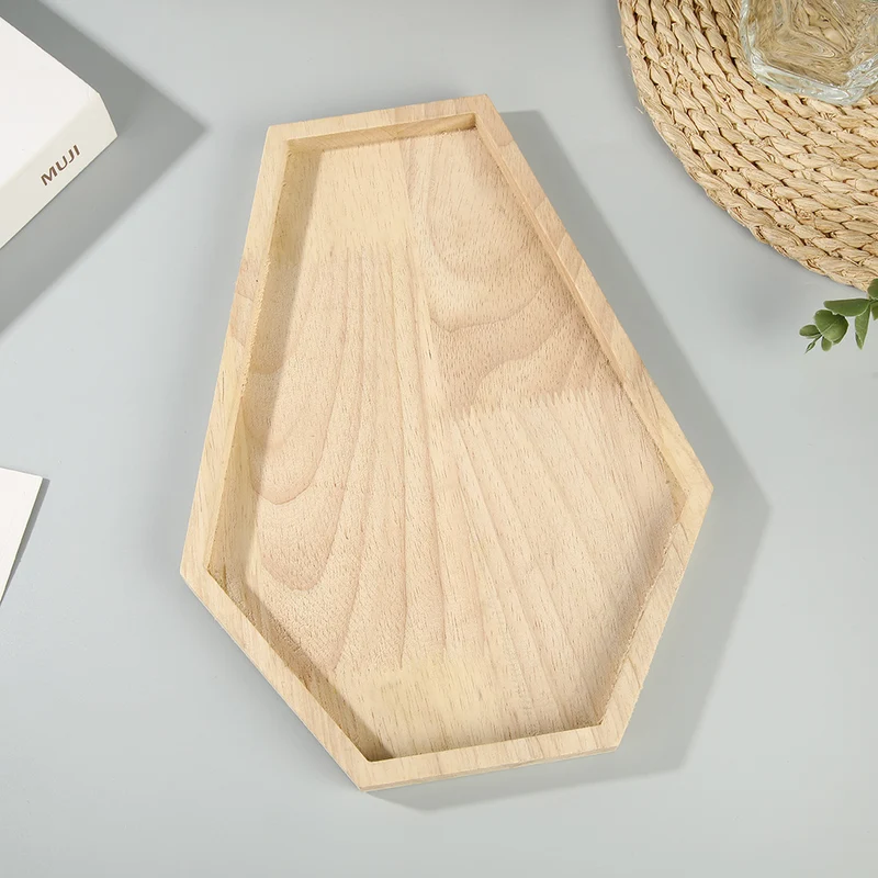 Weihnachtsbaumförmiges Servierbrett aus Massivholz mit eingekerbter Mulde