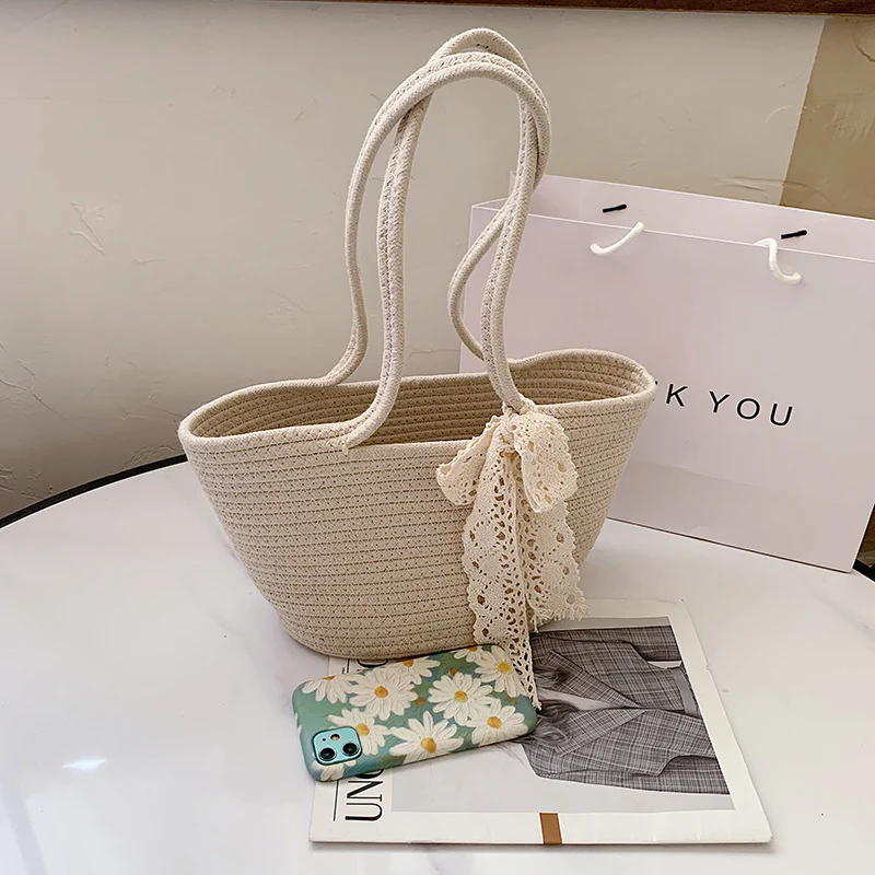 Handgemachte Basttasche mit Spitzendetail Skanto