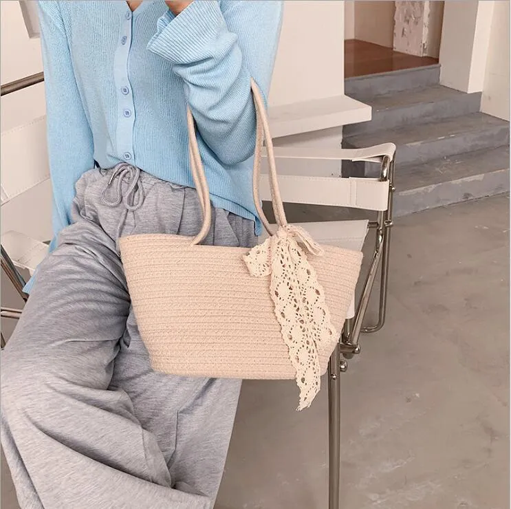 Handgemachte Basttasche mit Spitzendetail Skanto