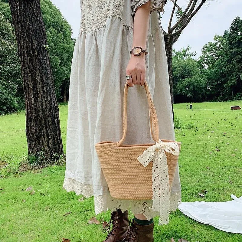Handgemachte Basttasche mit Spitzendetail Skanto