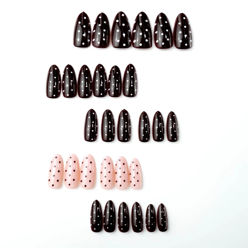 Künstlerisches Press-On-Nagelkunst-Set mit Polka-Dot- und glänzender Oberfläche Brehn