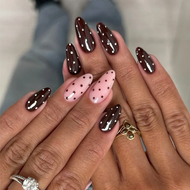 Künstlerisches Press-On-Nagelkunst-Set mit Polka-Dot- und glänzender Oberfläche Brehn