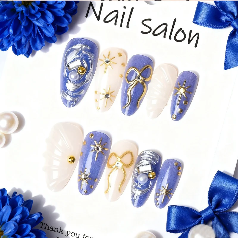 Künstlerisches Press-on-Nagelkunst-Set mit Gold- und Perlenakzenten Brehn