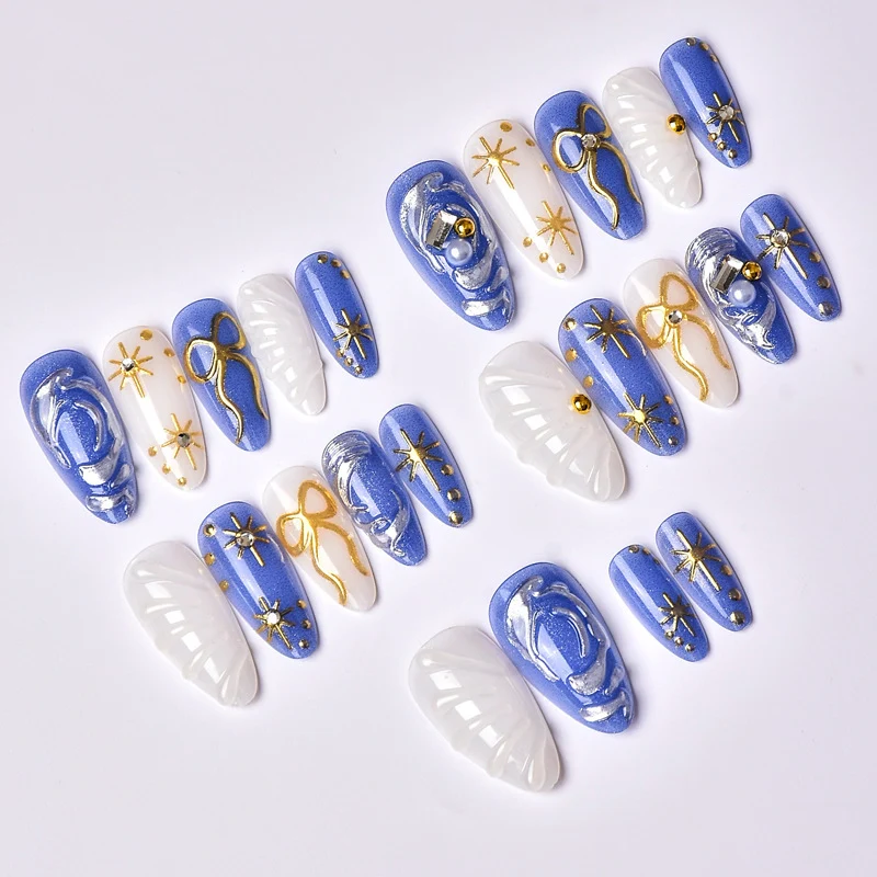 Künstlerisches Press-on-Nagelkunst-Set mit Gold- und Perlenakzenten Brehn