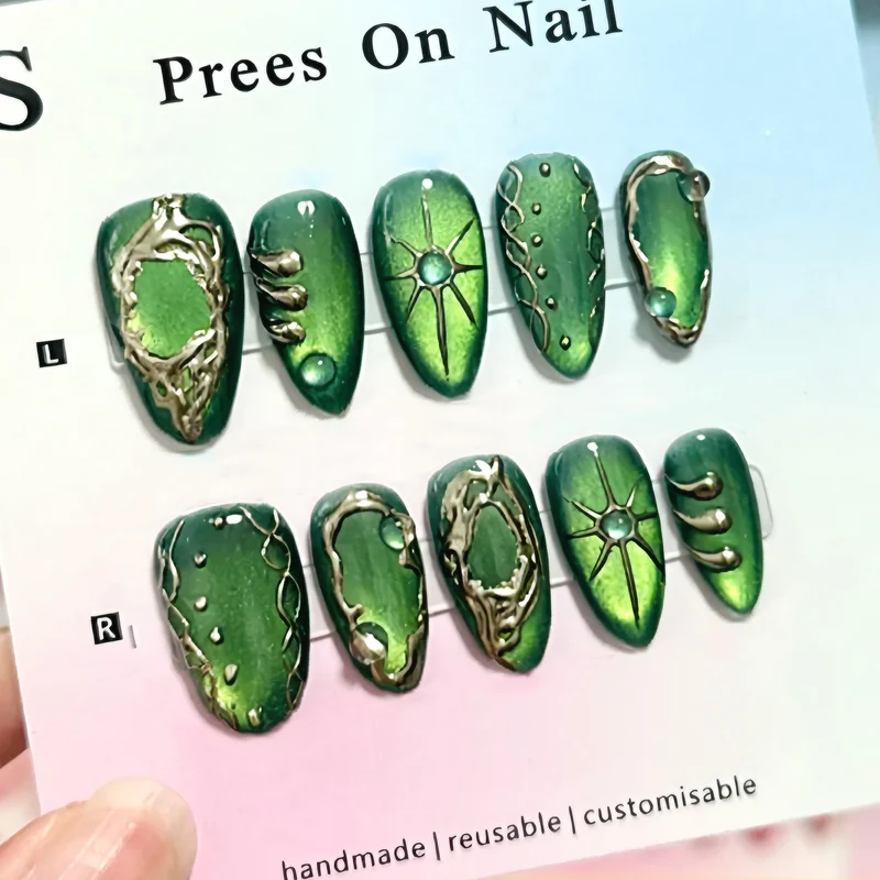 Künstlerisches Press-On Nagelkunst Set mit geometrischen Metallakzenten Brehn