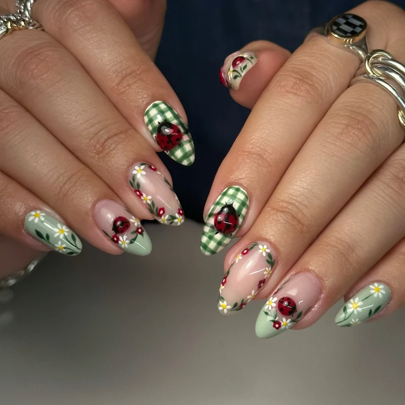 Künstlerisches Press-On Nagelkunst-Set mit floralem Marienkäfer-Design Brehn