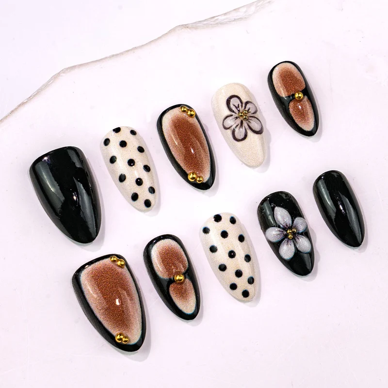 Künstlerisches Press-On Nagelkunstset mit floralen und Pünktchen-Designs Brehn