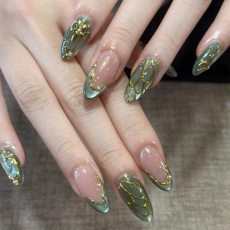 Künstlerisches Nagelkunst-Set mit Gold- und Blattdesign Brehn