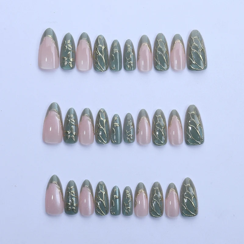 Künstlerisches Nagelkunst-Set mit Gold- und Blattdesign Brehn