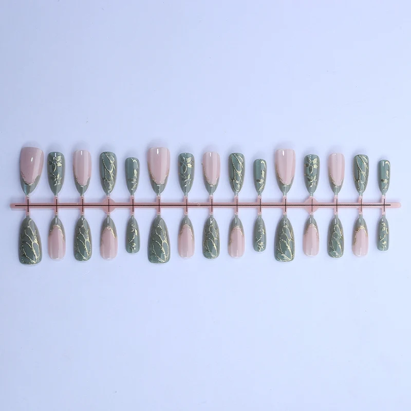 Künstlerisches Nagelkunst-Set mit Gold- und Blattdesign Brehn