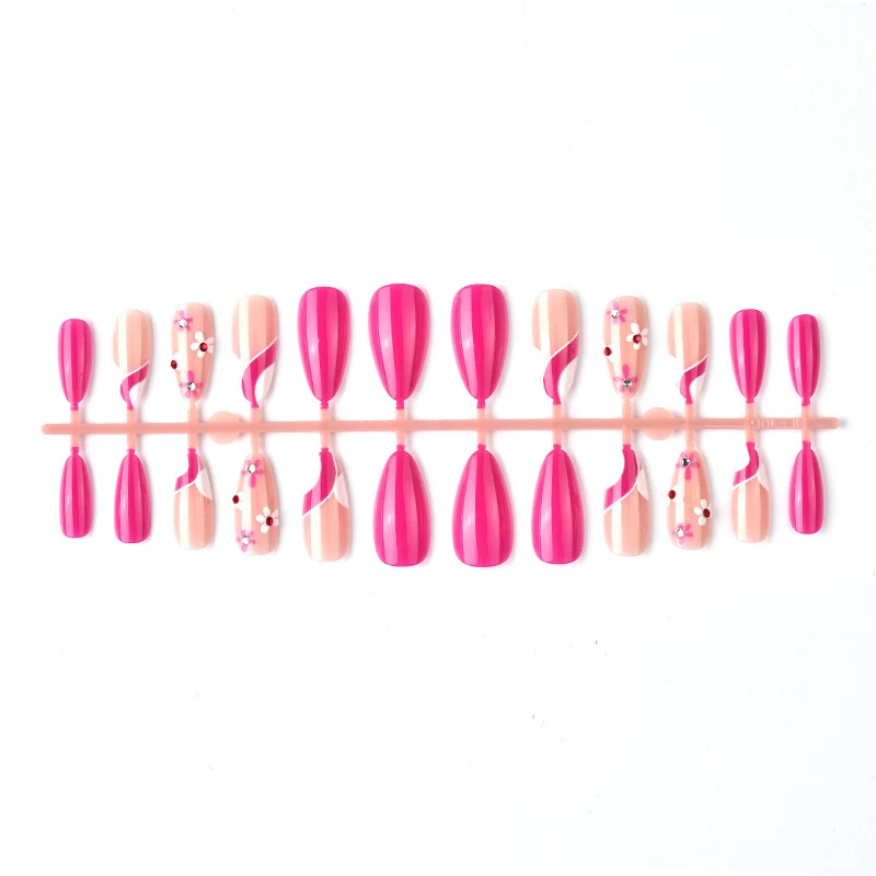 Künstlerisches Press-On Nagelkunst Set mit floralem und Ombre-Designs Brehn