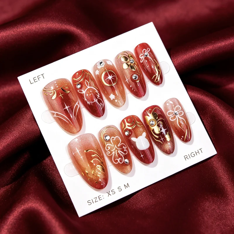 Künstlerisches Press-On Nagelkunstset mit floralen und metallischen Emblemen Brehn