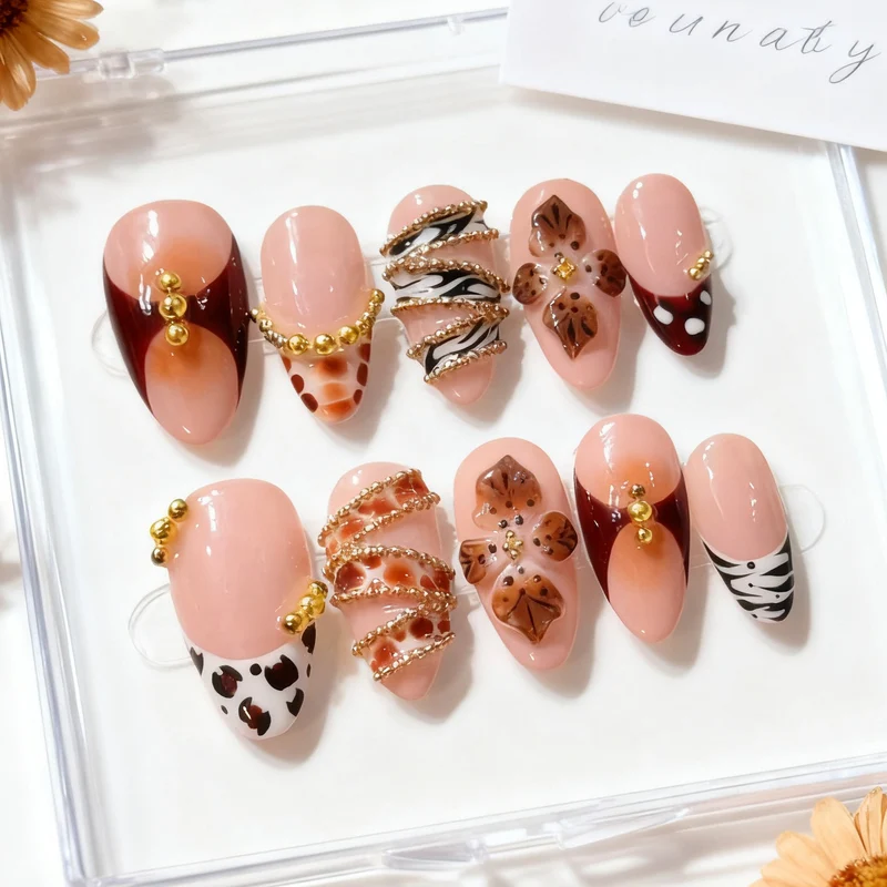 Künstlerisches Press-On Nagelkunstset mit Blumen- und Edelsteinverzierungen Brehn