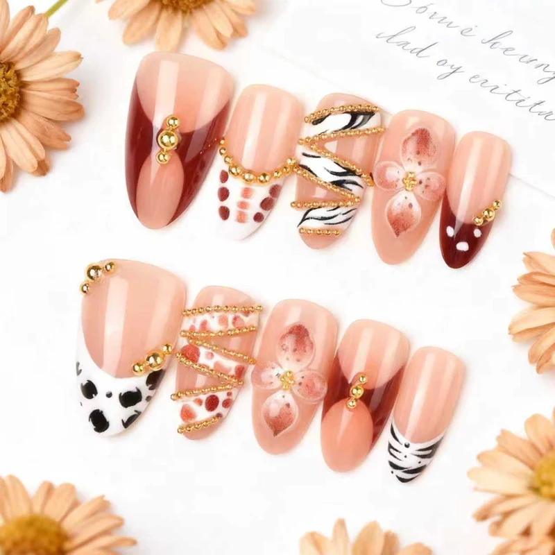 Künstlerisches Press-On Nagelkunstset mit Blumen- und Edelsteinverzierungen Brehn