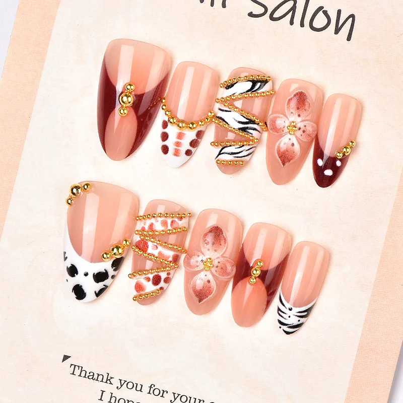 Künstlerisches Press-On Nagelkunstset mit Blumen- und Edelsteinverzierungen Brehn