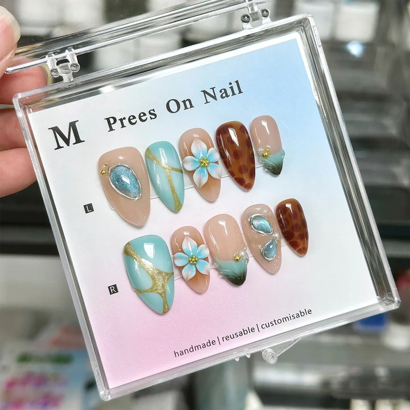 Künstlerisches Press-On Nagelkunstset mit floralen und Edelsteinen Akzenten Brehn