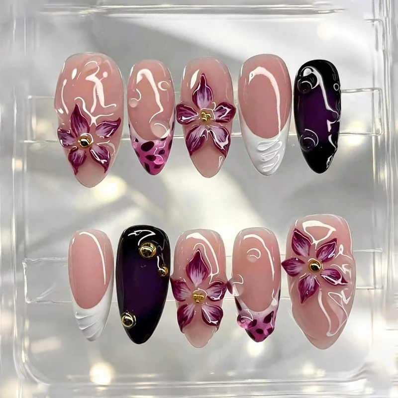 Künstlerisches Press-On Nail Art Set mit Floral-Akzenten Brehn