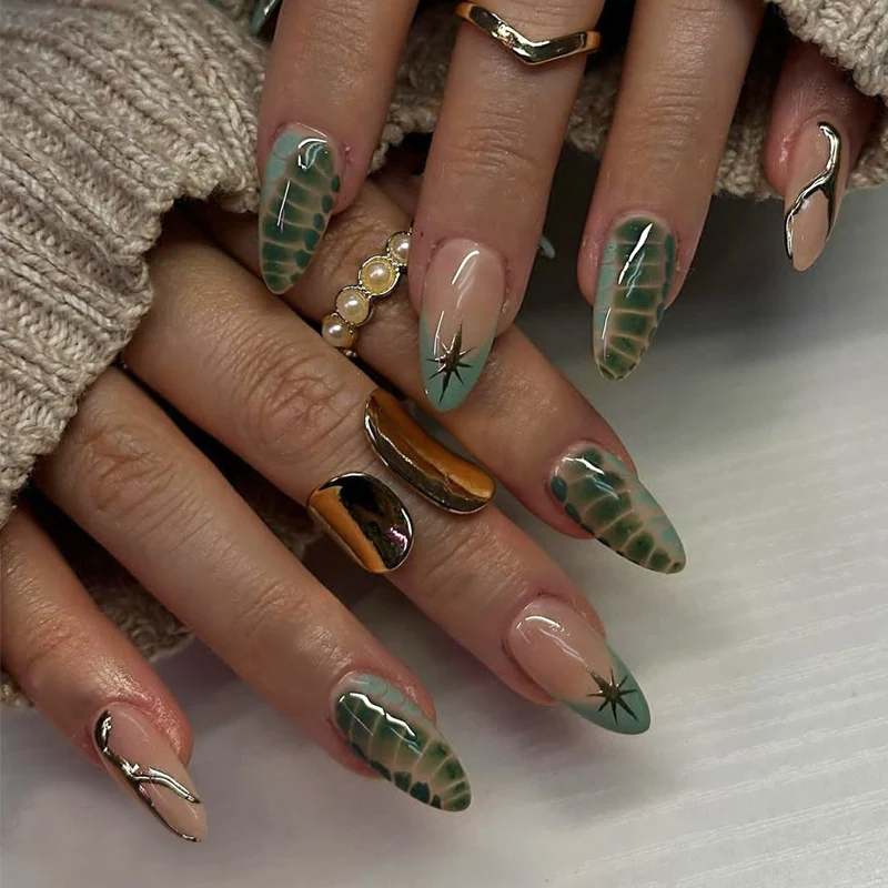 Künstlerisches Press-On Nagelkunstset mit dekorativen metallischen Akzenten Brehn