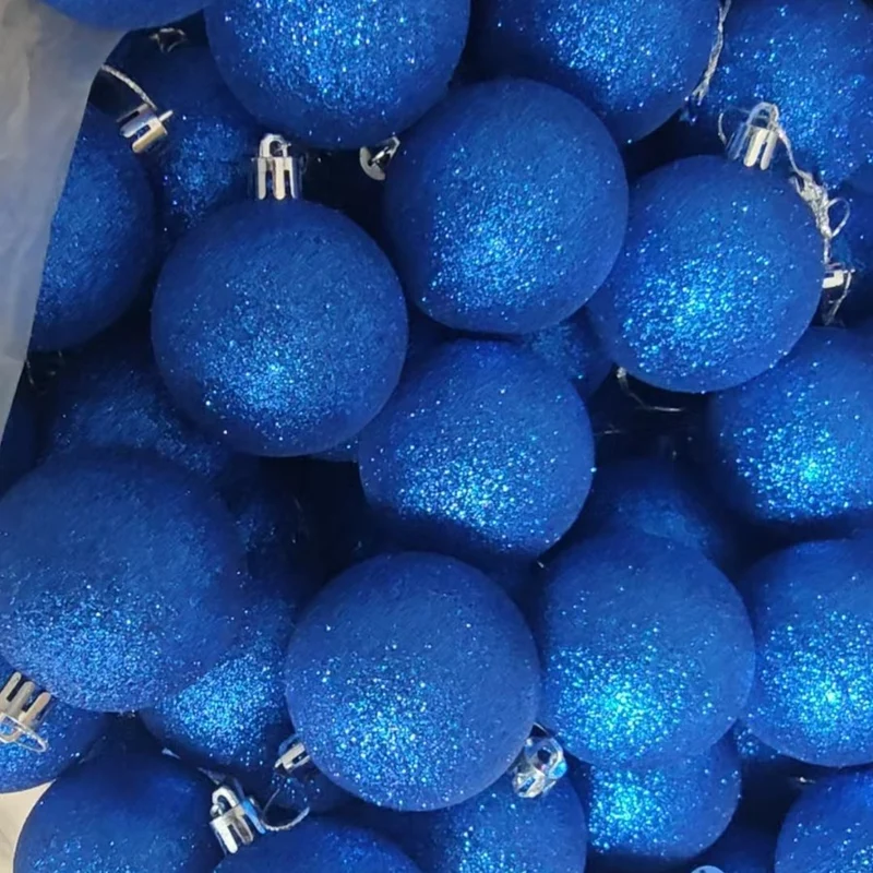 Funkelnde dekorative Weihnachtskugeln Brehn