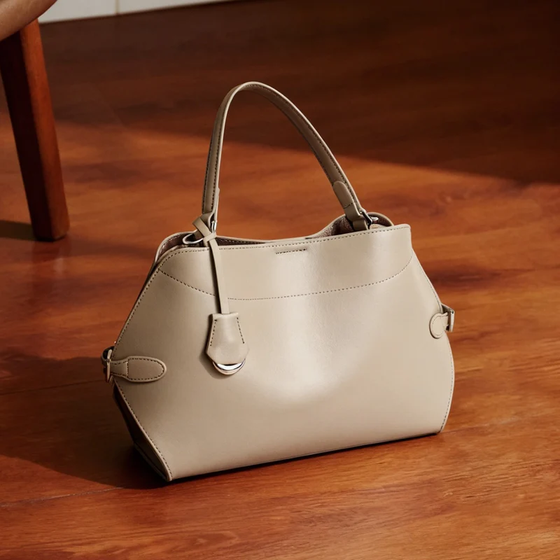 Strukturiert Glattes Leder Top-Handle Tote Bag mit Silber Hardware