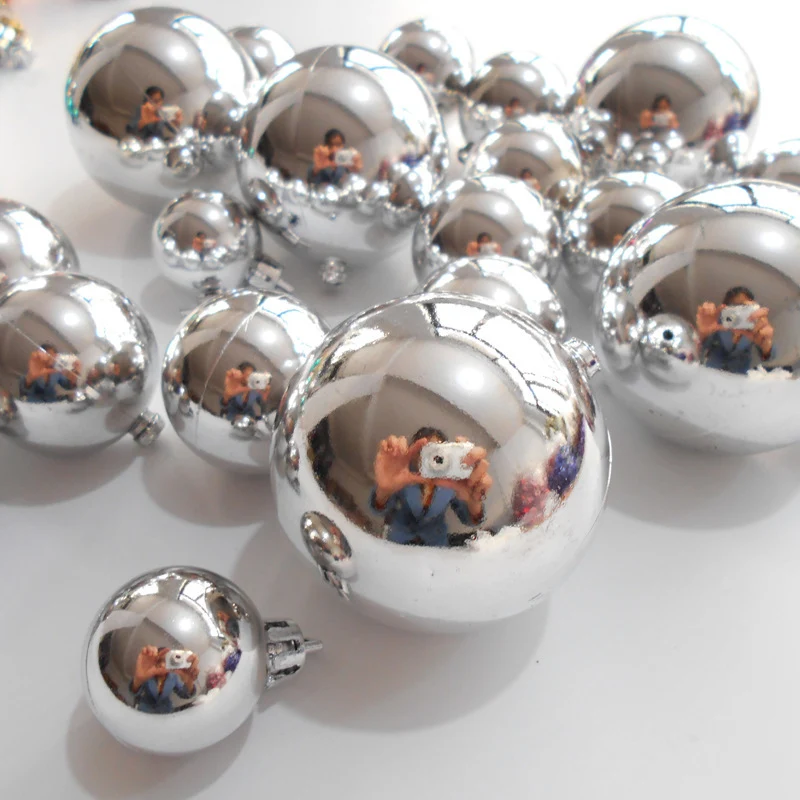 Glänzende dekorative Weihnachtsbaumkugeln Brehn