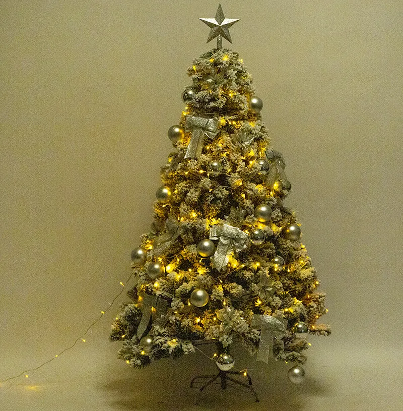 Premium Flocked Weihnachtsbaum mit dekorativen Ornamenten Brehn