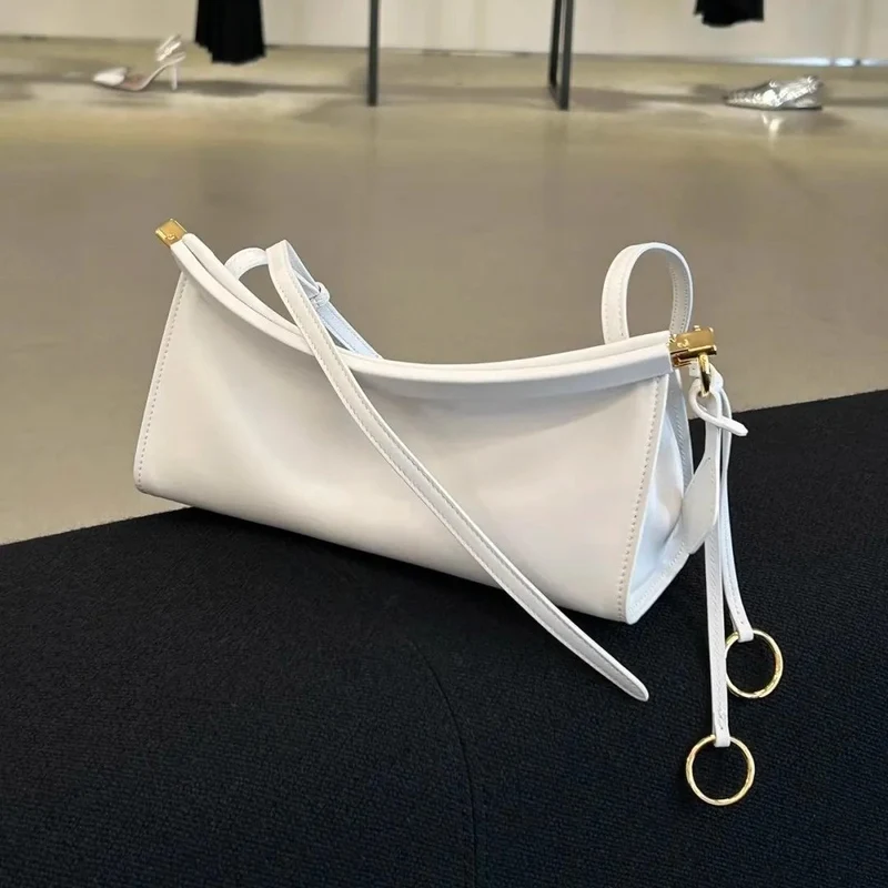 Strukturierte Leder Baguette Schultertasche mit goldener Hardware