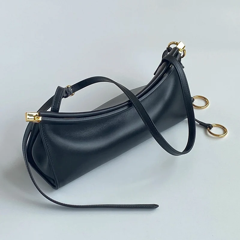 Strukturierte Leder Baguette Schultertasche mit goldener Hardware