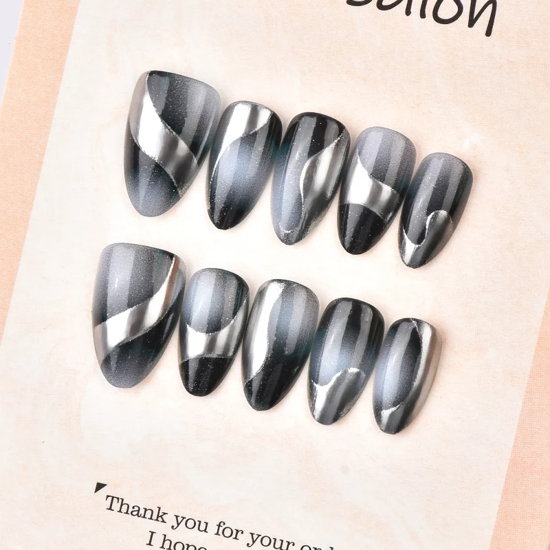 Künstlerisches Glam Nageldesign Brehn
