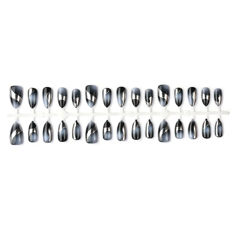 Künstlerisches Glam Nageldesign Brehn