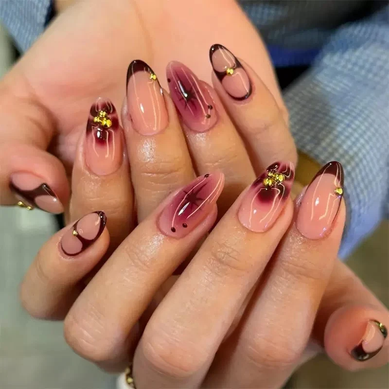 Künstlerisches Gel-Nagelkunst-Set mit eleganten goldenen Akzenten Brehn