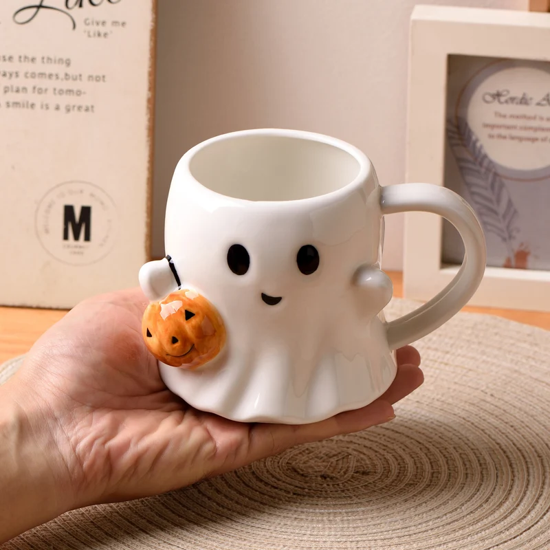 Keramik-Tasse mit 3D-Geisterform und Kürbis-Applikation