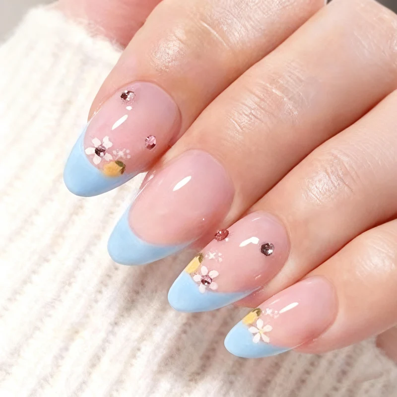 Künstlerisches, mit Blumen verziertes Press-On Nagelset Brehn