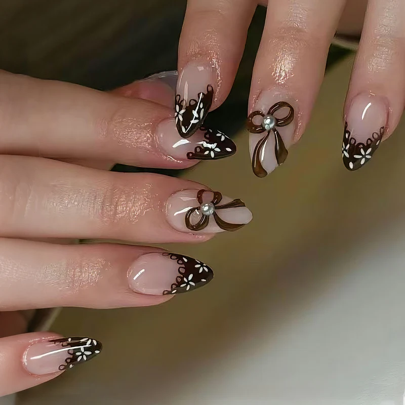 Künstlerisches French Tip Press-On Nagelkunstset Brehn