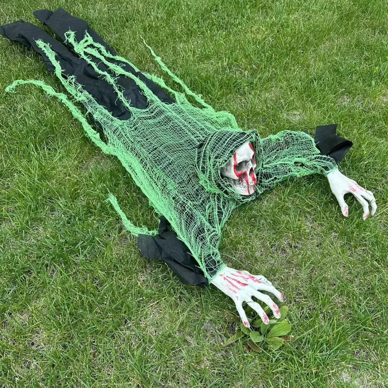 Gruselige kriechende Halloween-Dekofigur mit Schädel, blutigen Händen und zerrissener Netzstoffbespannung