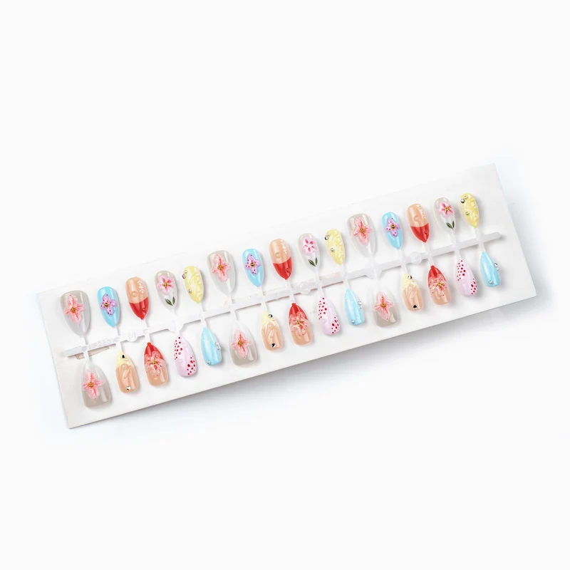 Künstlerische florale detaillierte Press-On Nagelkunst Brehn