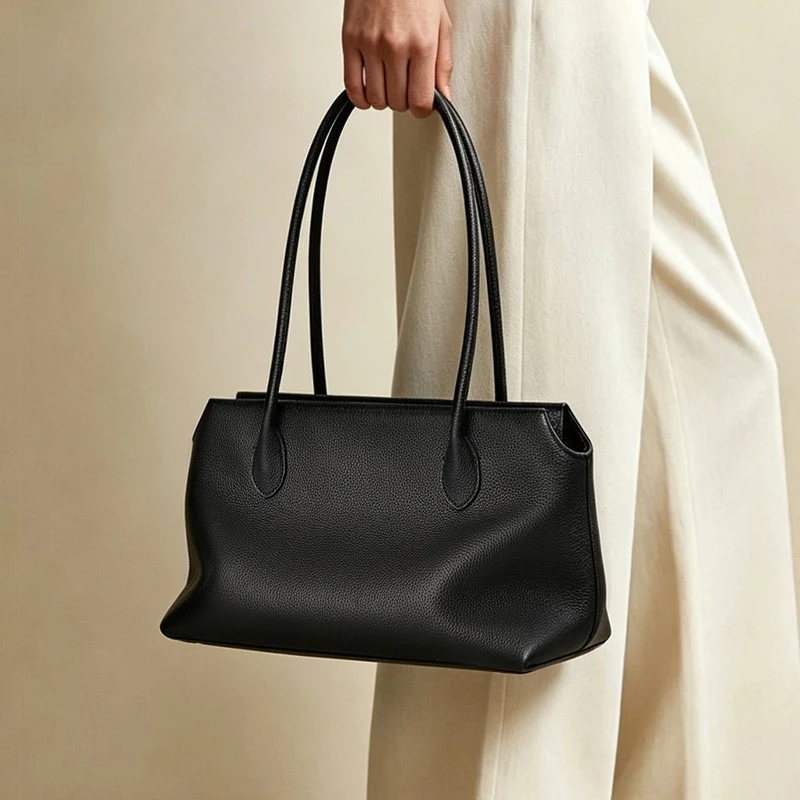 Slim rechteckige genoppte Tasche mit verlängerten Schultergurten